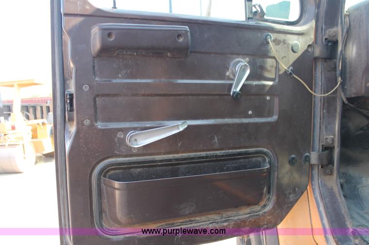 image for item C2715 1989 International S1900 dump truck