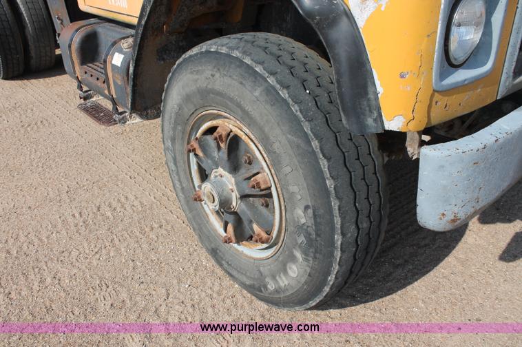 image for item C2715 1989 International S1900 dump truck