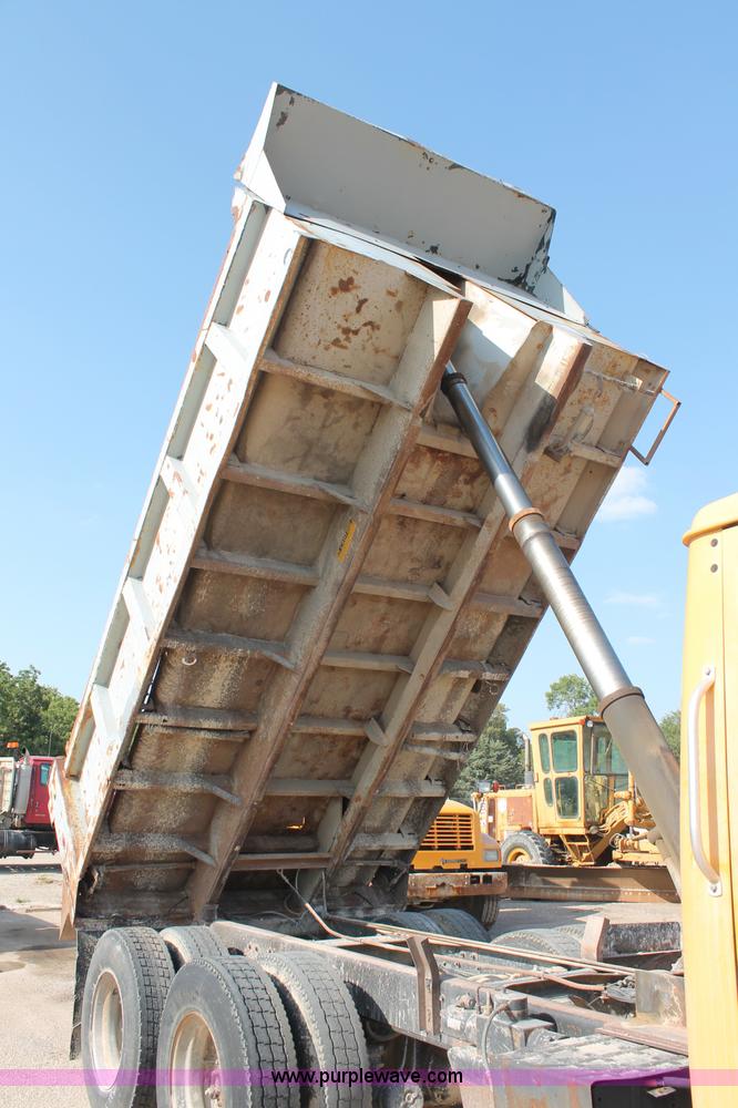image for item C2715 1989 International S1900 dump truck
