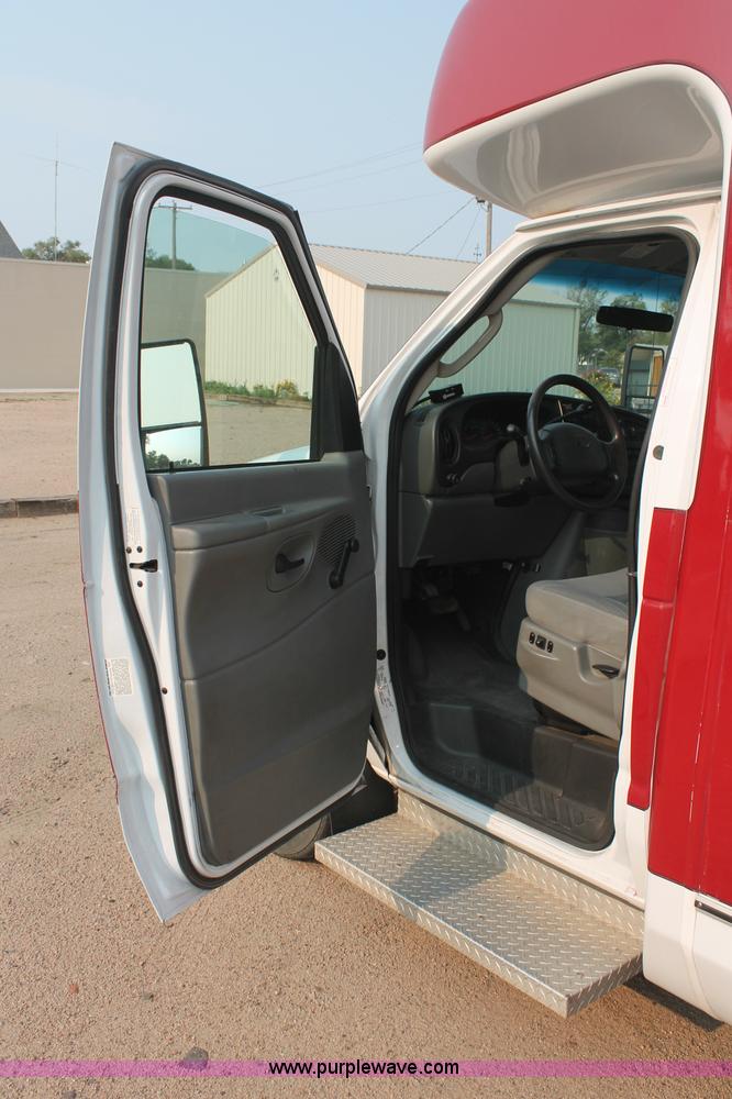 image for item C2761 2007 Ford E450 Super Duty transit bus