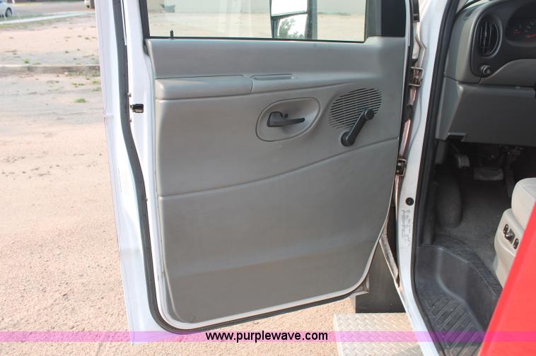 image for item C2761 2007 Ford E450 Super Duty transit bus