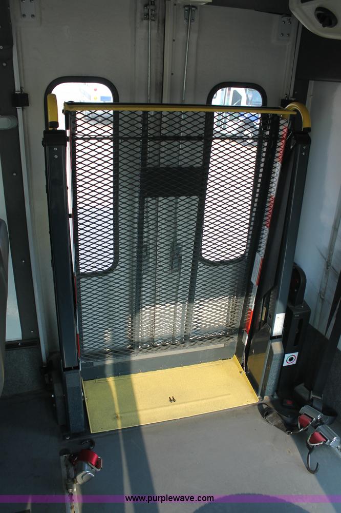 image for item C2761 2007 Ford E450 Super Duty transit bus