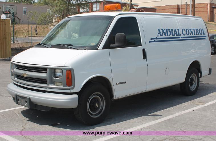 image for item C2777 2002 Chevrolet G2500 Express cargo van