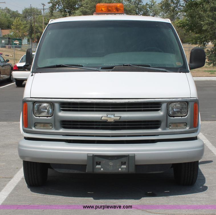 image for item C2777 2002 Chevrolet G2500 Express cargo van