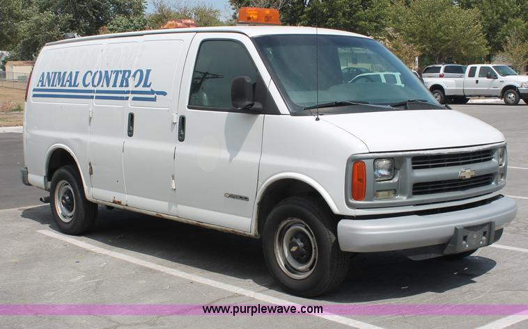 image for item C2777 2002 Chevrolet G2500 Express cargo van