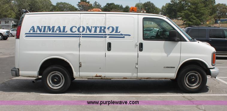 image for item C2777 2002 Chevrolet G2500 Express cargo van