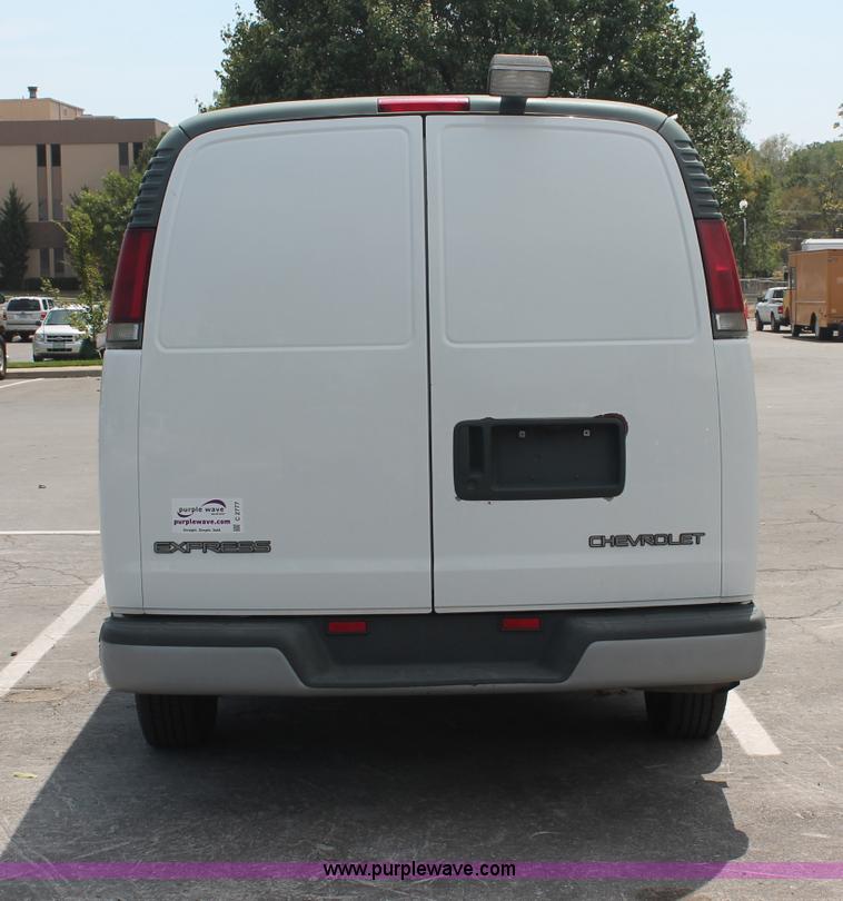 image for item C2777 2002 Chevrolet G2500 Express cargo van
