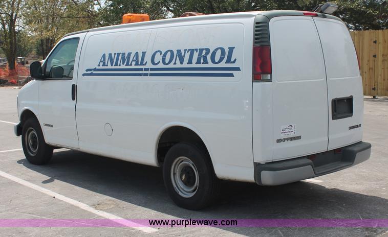 image for item C2777 2002 Chevrolet G2500 Express cargo van
