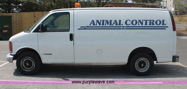 image for item C2777 2002 Chevrolet G2500 Express cargo van