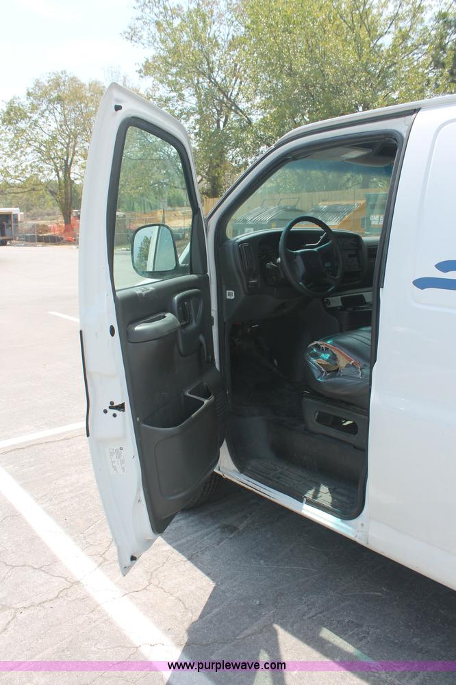 image for item C2777 2002 Chevrolet G2500 Express cargo van