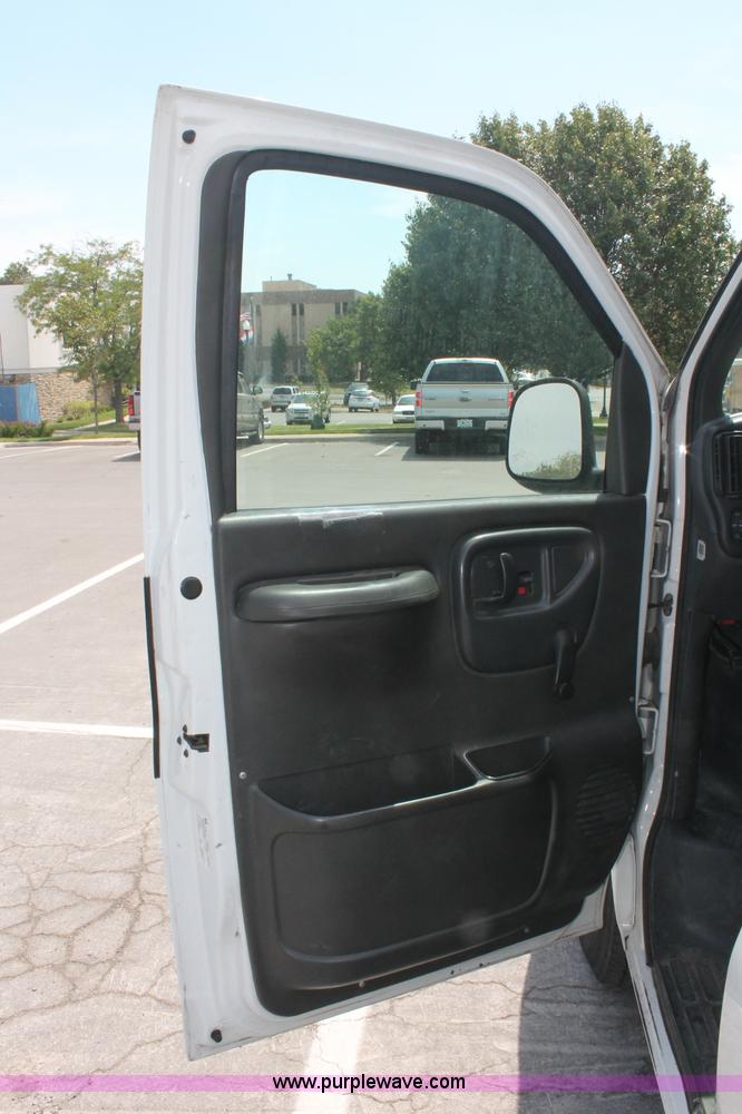 image for item C2777 2002 Chevrolet G2500 Express cargo van