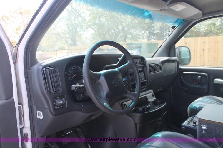 image for item C2777 2002 Chevrolet G2500 Express cargo van