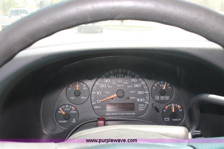 image for item C2777 2002 Chevrolet G2500 Express cargo van