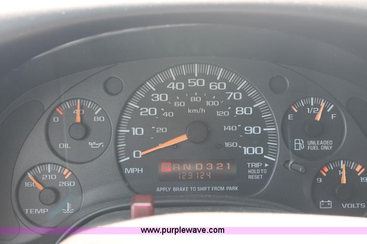 image for item C2777 2002 Chevrolet G2500 Express cargo van