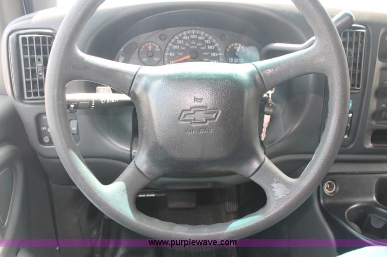 image for item C2777 2002 Chevrolet G2500 Express cargo van