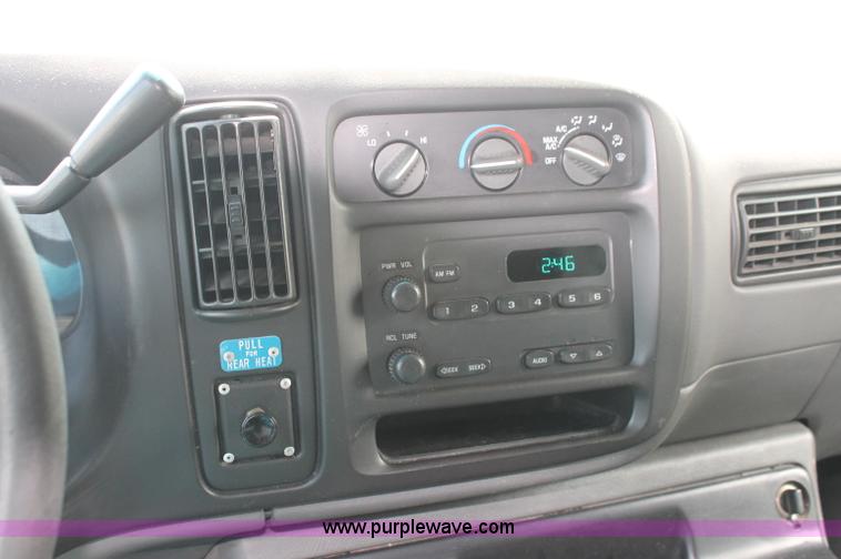 image for item C2777 2002 Chevrolet G2500 Express cargo van