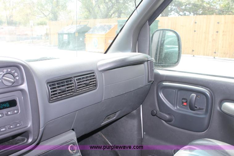 image for item C2777 2002 Chevrolet G2500 Express cargo van