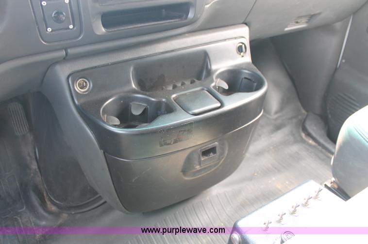 image for item C2777 2002 Chevrolet G2500 Express cargo van