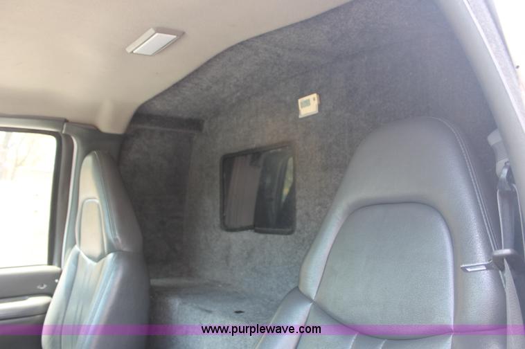 image for item C2777 2002 Chevrolet G2500 Express cargo van