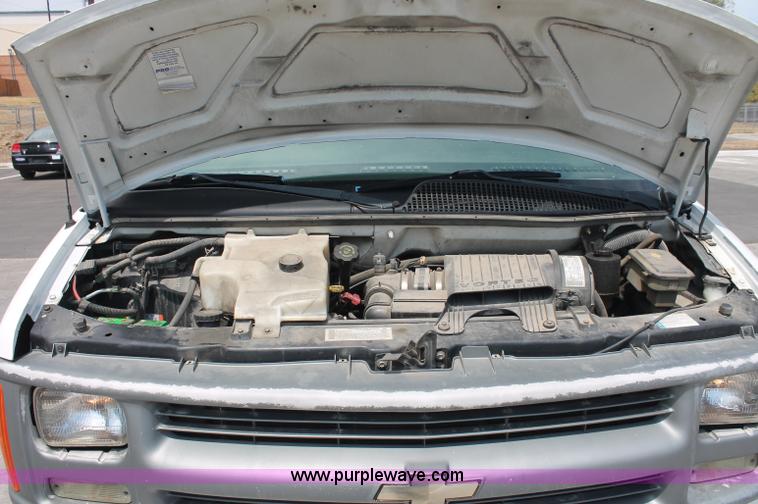 image for item C2777 2002 Chevrolet G2500 Express cargo van