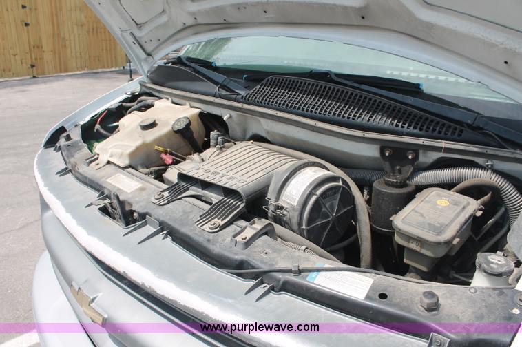 image for item C2777 2002 Chevrolet G2500 Express cargo van