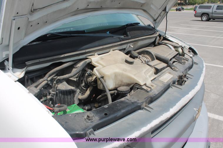 image for item C2777 2002 Chevrolet G2500 Express cargo van