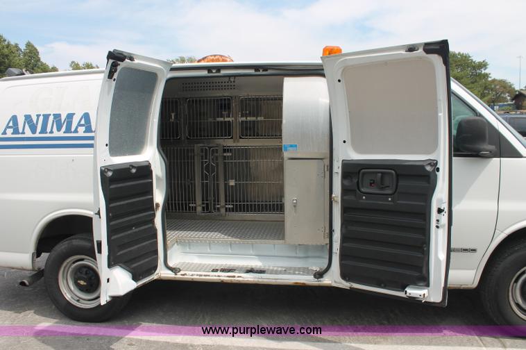 image for item C2777 2002 Chevrolet G2500 Express cargo van