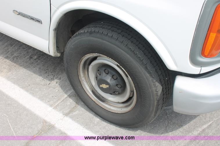 image for item C2777 2002 Chevrolet G2500 Express cargo van