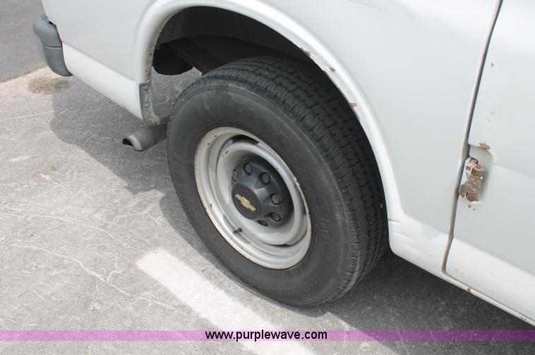 image for item C2777 2002 Chevrolet G2500 Express cargo van