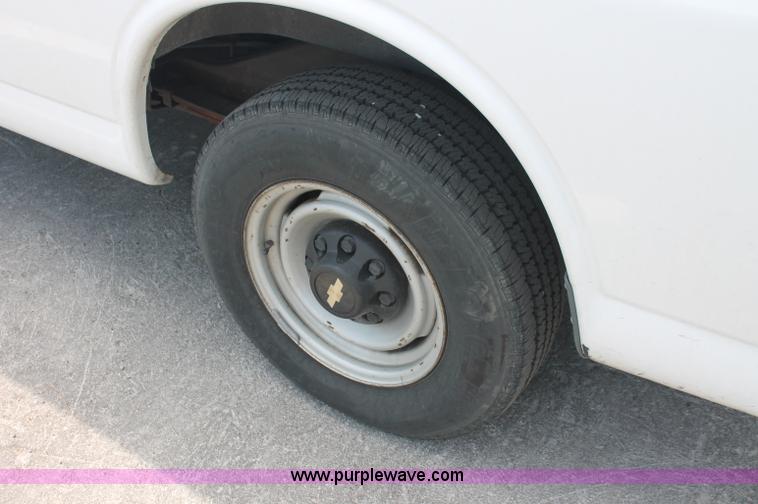 image for item C2777 2002 Chevrolet G2500 Express cargo van