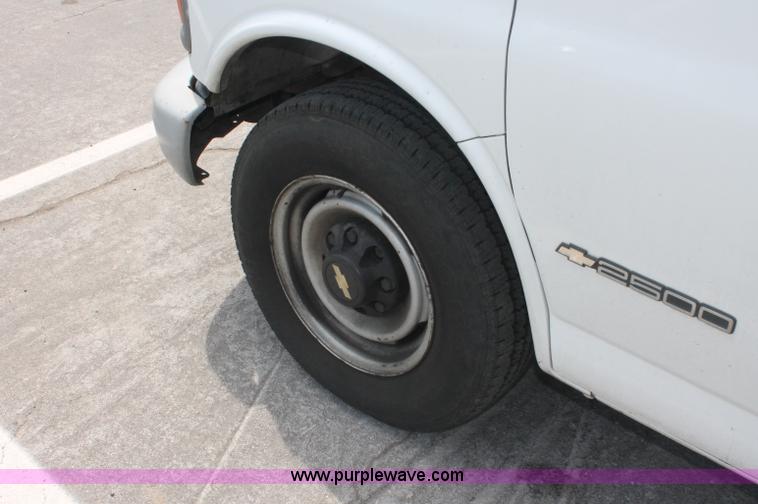 image for item C2777 2002 Chevrolet G2500 Express cargo van