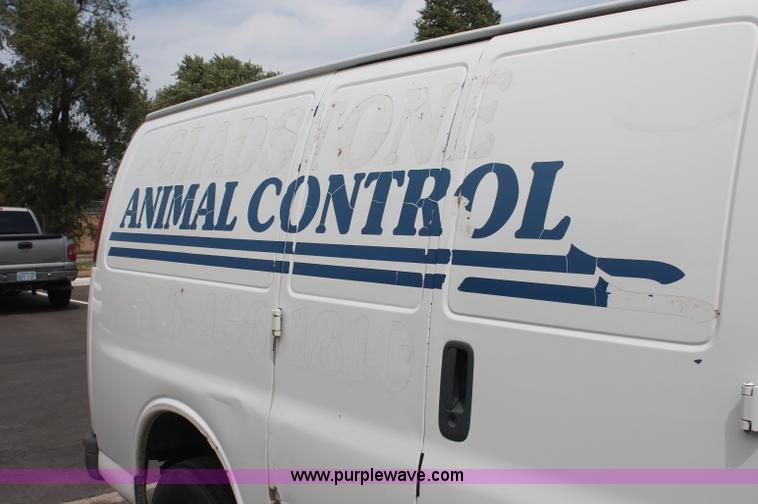 image for item C2777 2002 Chevrolet G2500 Express cargo van