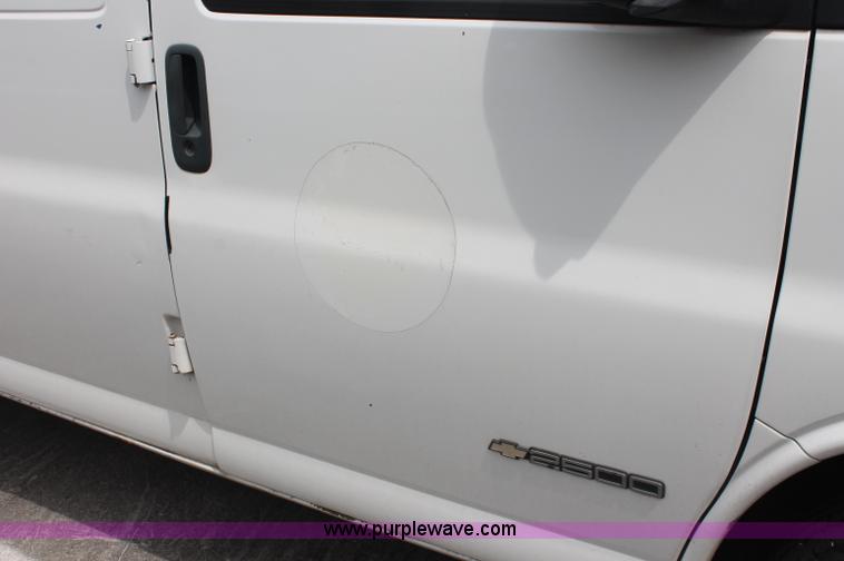 image for item C2777 2002 Chevrolet G2500 Express cargo van