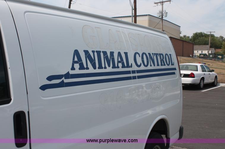 image for item C2777 2002 Chevrolet G2500 Express cargo van