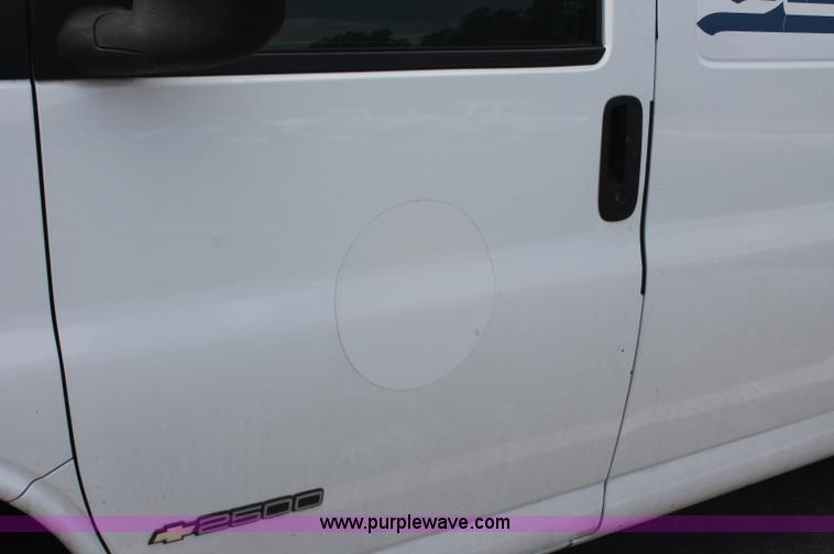 image for item C2777 2002 Chevrolet G2500 Express cargo van