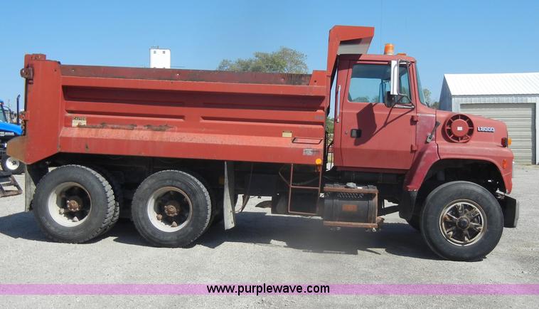 image for item D4604 1996 Ford L8000 dump truck
