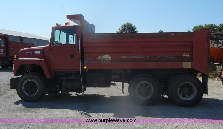image for item D4604 1996 Ford L8000 dump truck