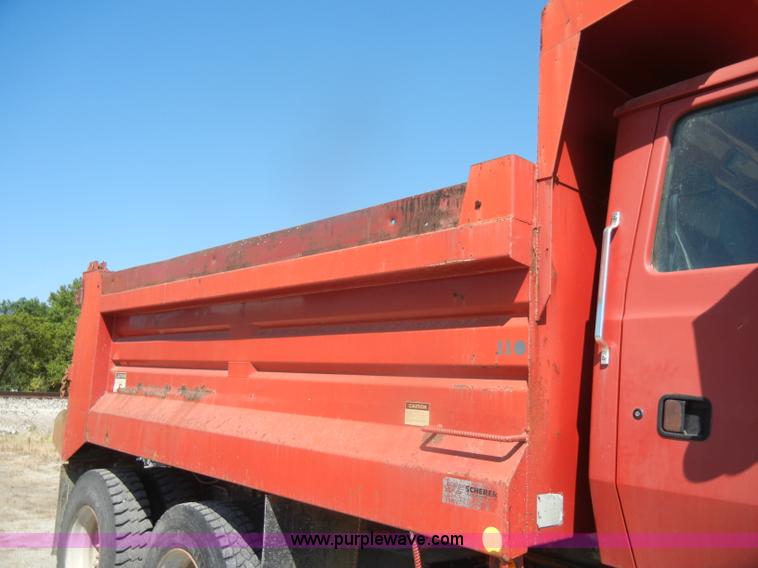 image for item D4604 1996 Ford L8000 dump truck