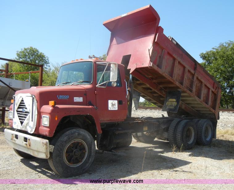 image for item D4605 1993 Ford L8000 dump truck