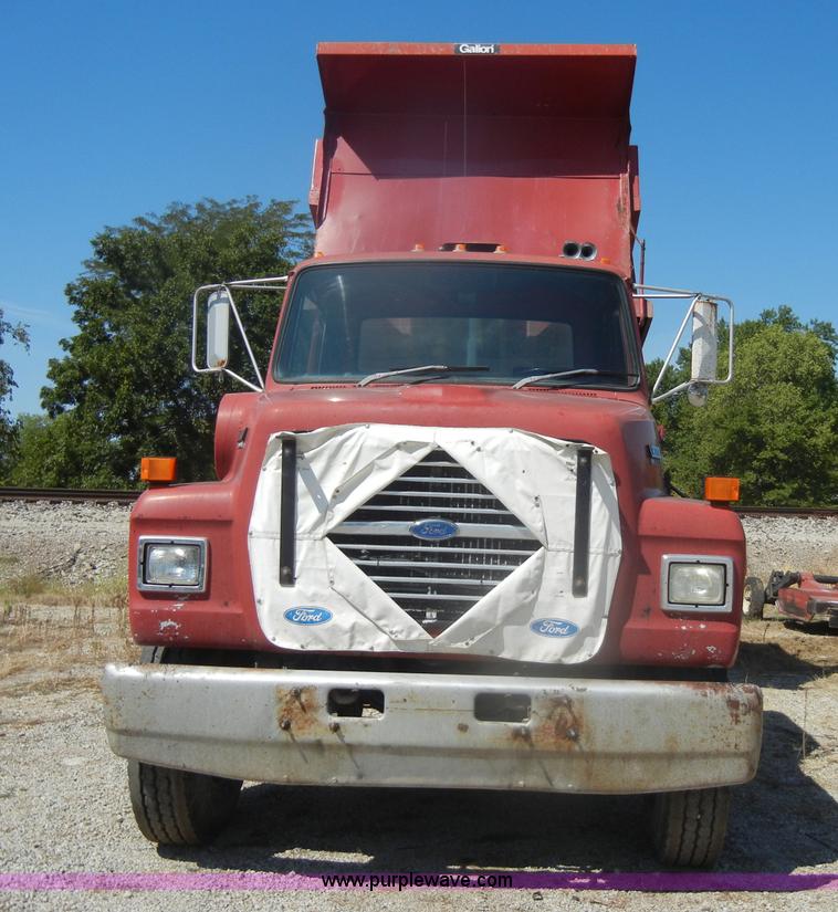 image for item D4605 1993 Ford L8000 dump truck