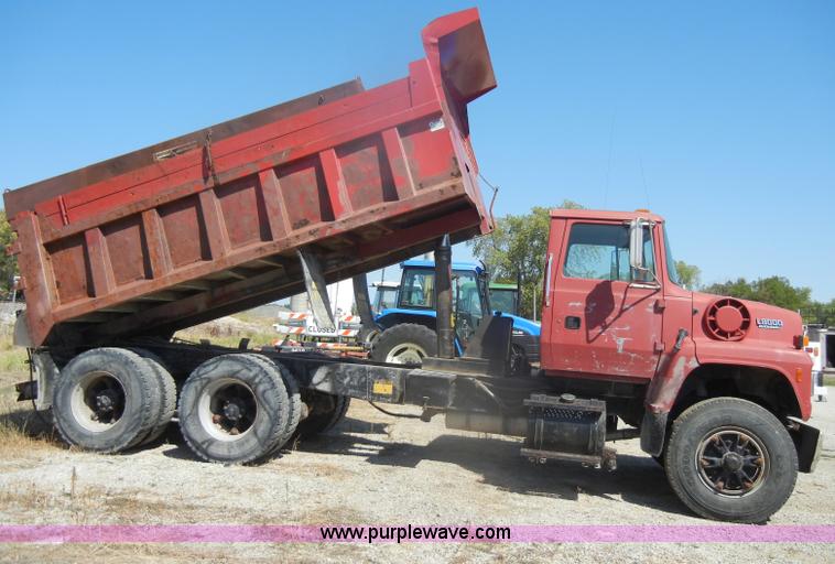 image for item D4605 1993 Ford L8000 dump truck