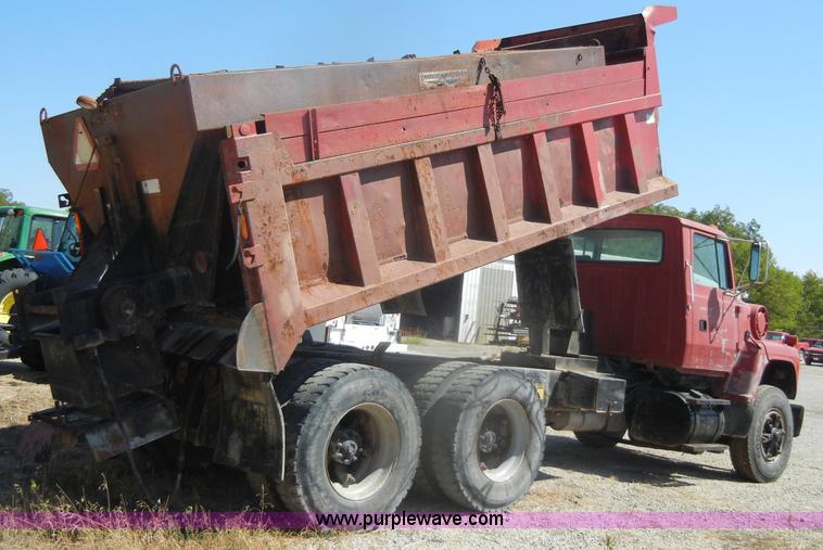 image for item D4605 1993 Ford L8000 dump truck
