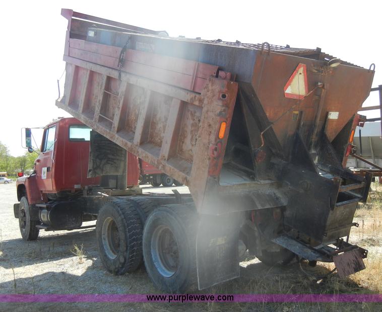 image for item D4605 1993 Ford L8000 dump truck