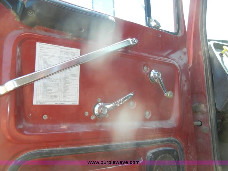 image for item D4605 1993 Ford L8000 dump truck