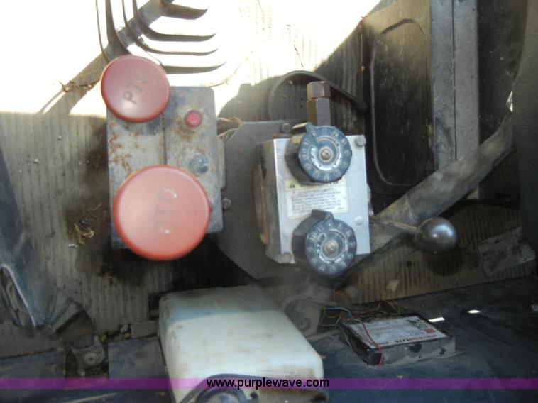 image for item D4605 1993 Ford L8000 dump truck