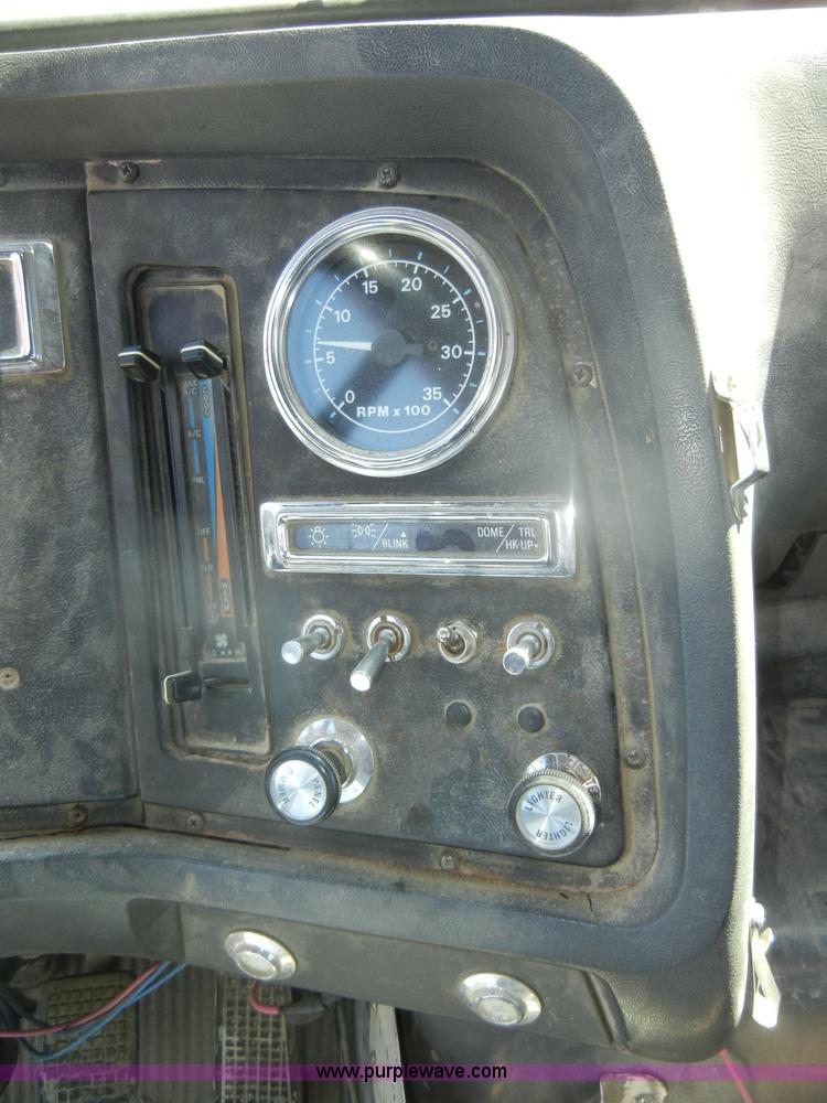 image for item D4605 1993 Ford L8000 dump truck