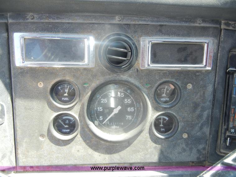 image for item D4605 1993 Ford L8000 dump truck