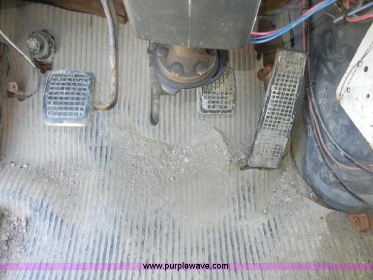 image for item D4605 1993 Ford L8000 dump truck