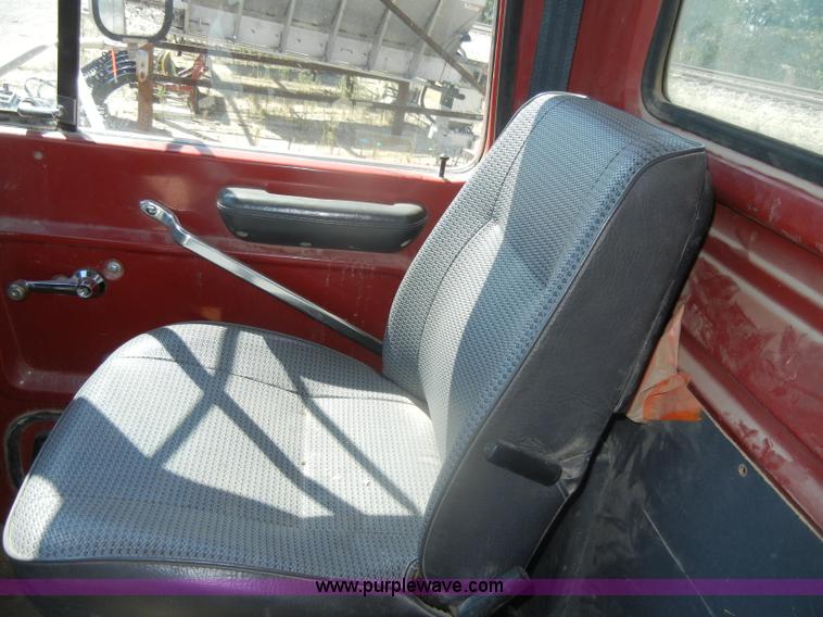 image for item D4605 1993 Ford L8000 dump truck