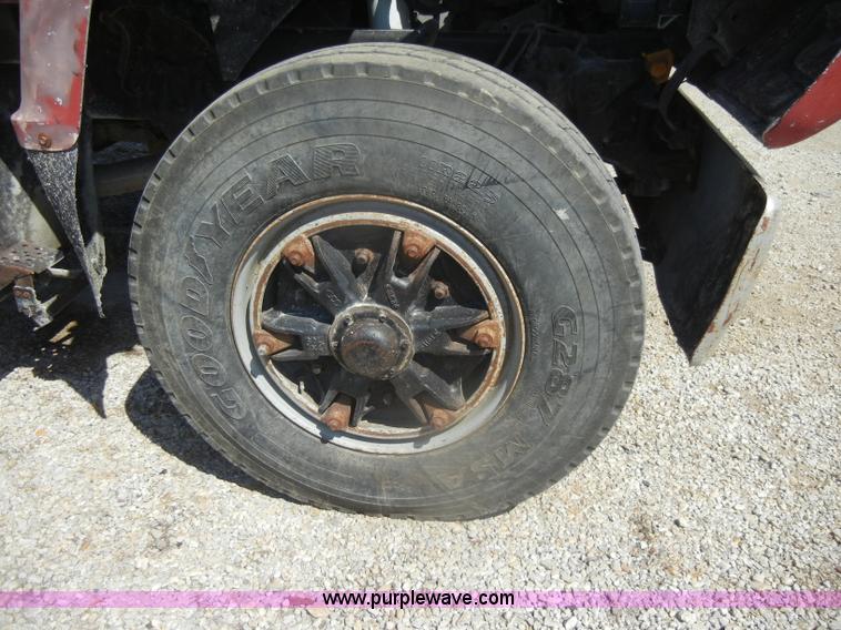 image for item D4605 1993 Ford L8000 dump truck